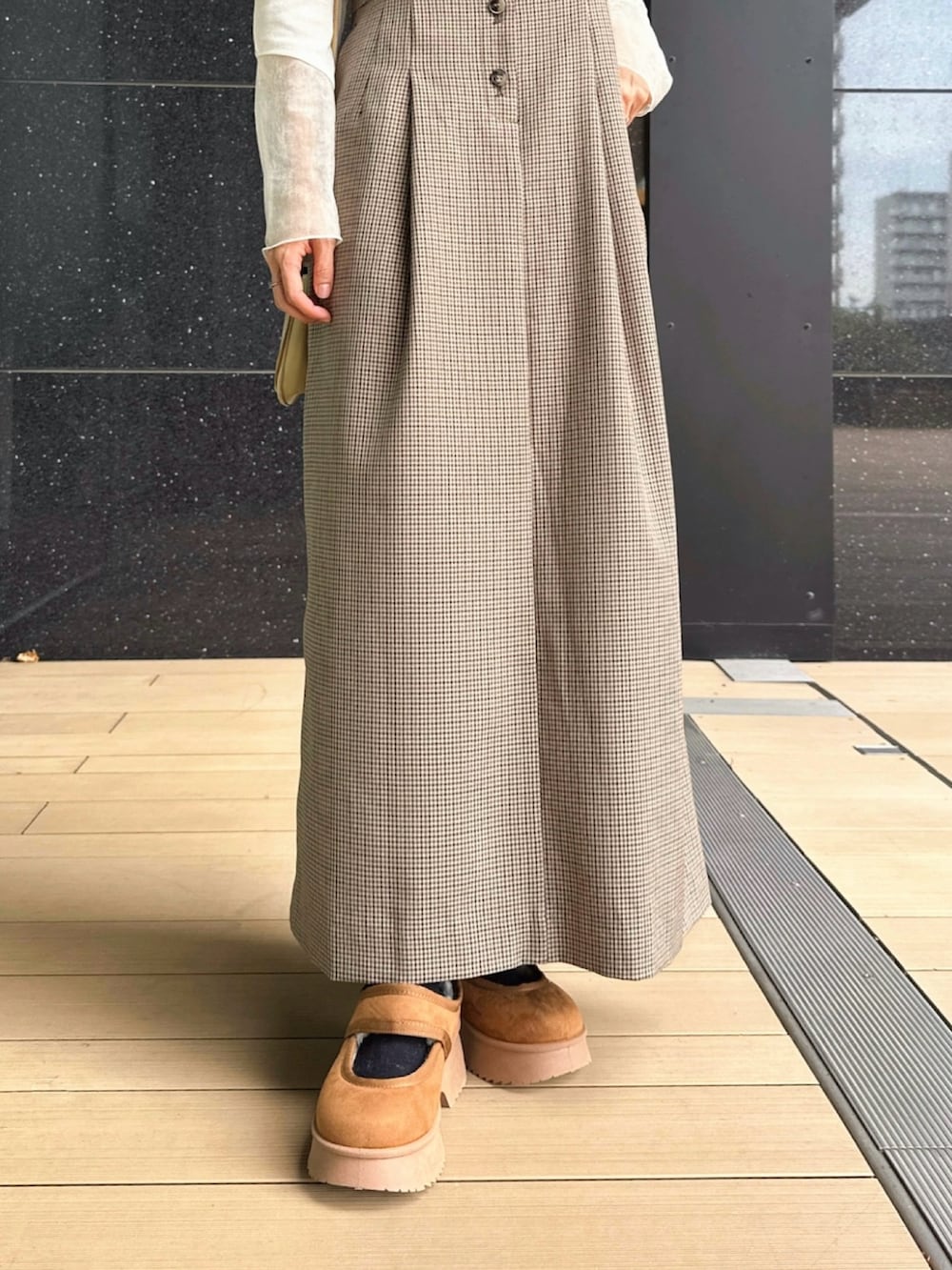 ホワイト系のTシャツ/カットソー、イエロー系のその他シューズ、ベージュ系のショルダーバッグを着用したレディースの秋コーディネートの4枚目の写真