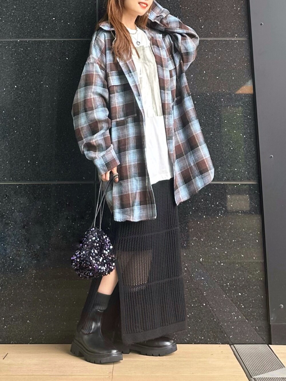 ブラウン系のシャツ/ブラウス、ホワイト系のTシャツ/カットソー、ブラック系のブーツを着用したレディースの秋コーディネートの2枚目の写真