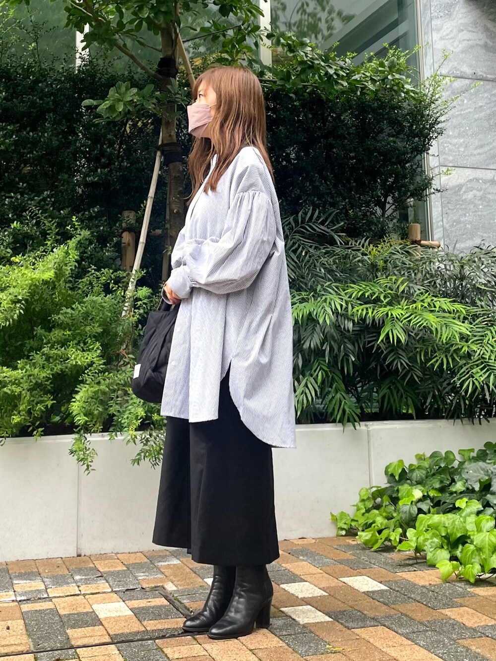 ブラック系のシャツ/ブラウス、ホワイト系のTシャツ/カットソー、ブラック系のワンピースを着用したレディースの秋コーディネートの2枚目の写真