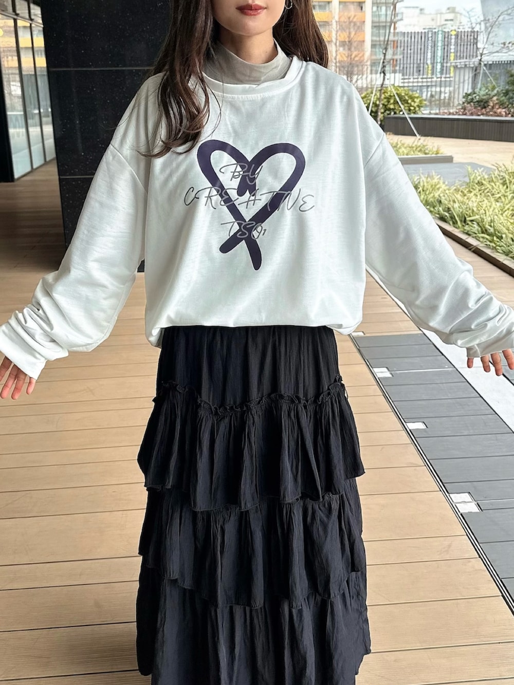 ブルー系のデニムジャケット、ホワイト系のTシャツ/カットソー、ブラック系のスカートを着用したレディースの冬コーディネートの4枚目の写真