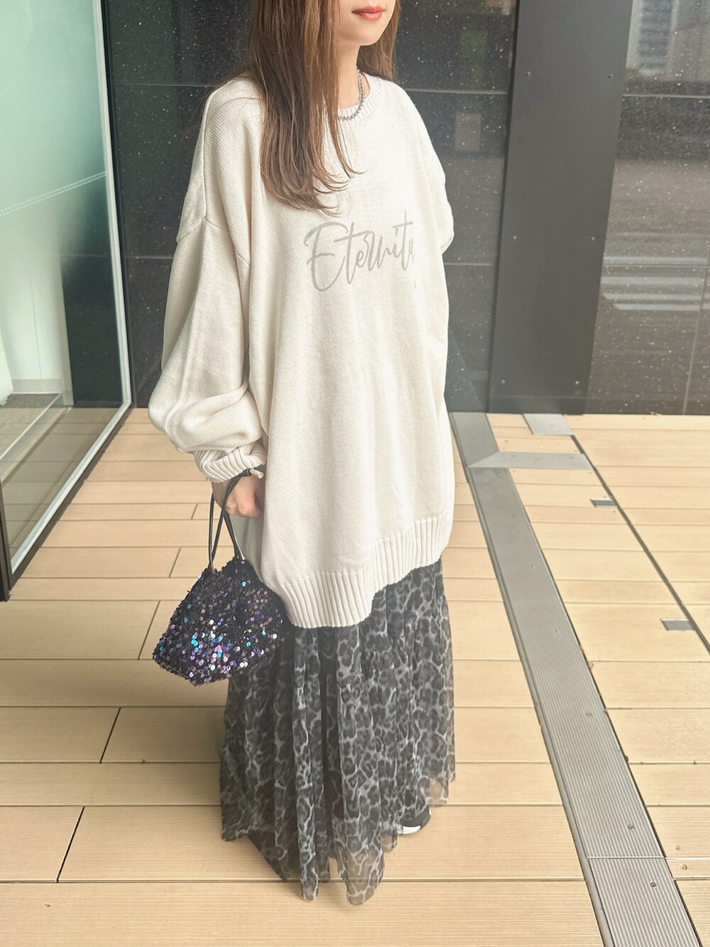 「tiptop_pocket、tiptop、tipコーデ、ニット、ロゴニット、ロングスカート、キャップ、秋コーデ、秋っぽコーデ更新中、休日スタイル、大人かわいい、きれいめカジュアル、ビッグシルエット、低身長、低身長コーデ」｜「tiptopのストーンウォッシュロゴニットプルオーバー（ニット/セーター、ホワイト系）」を使った、Marielさん（レディース・149cm）の秋コーディネートの3枚目の写真