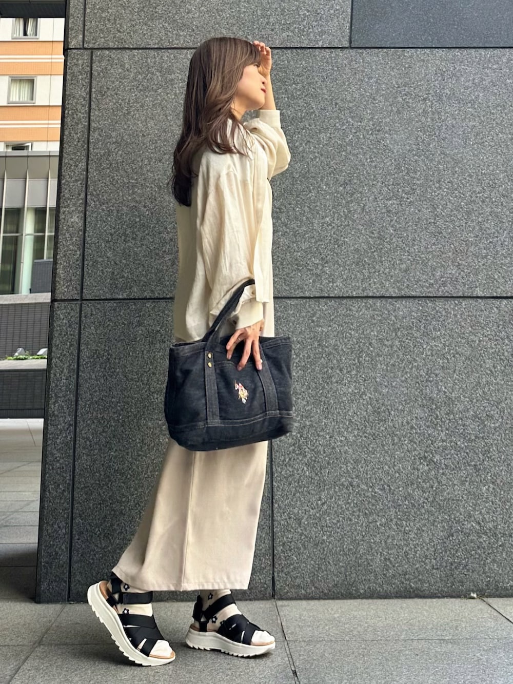 ホワイト系のシャツ/ブラウス、ブラック系のTシャツ/カットソー、ベージュ系のセットアップを着用したレディースの春コーディネートの2枚目の写真