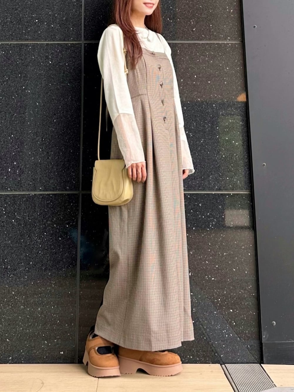 ホワイト系のTシャツ/カットソー、イエロー系のその他シューズ、ベージュ系のショルダーバッグを着用したレディースの秋コーディネートの2枚目の写真