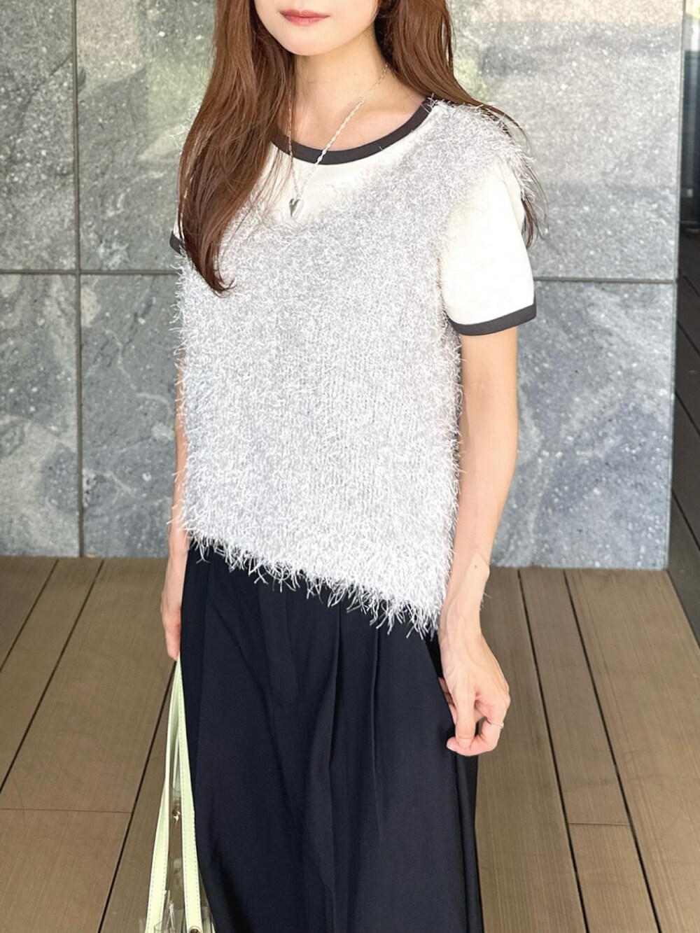 グレー系のベスト、グリーン系のショルダーバッグ、ブラック系のサンダルを着用したレディースの夏コーディネートの3枚目の写真