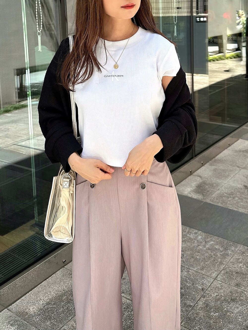 「Calvin Klein、カルバンクライン、Tシャツ、ワイドパンツ、カラーパンツ、ピンク、カーディガン、厚底シューズ、休日スタイル、ストリート、カジュアルコーデ、春夏コーデ、初夏コーデ、低身長、低身長コーデ」|「Calvin Kleinのモノグラム ロゴ ベイビーTシャツ(Tシャツ/カットソー、ホワイト系)」を使った、Marielさん(レディース・149cm)の春コーディネートの2枚目の写真