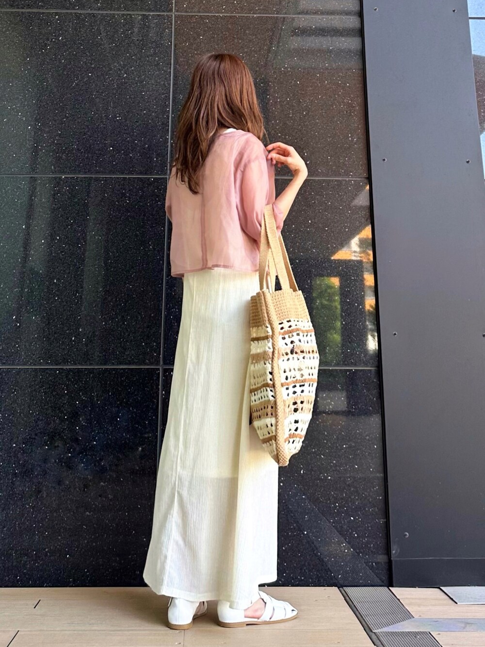 ピンク系のシャツ/ブラウス、ホワイト系のワンピース、ベージュ系のトートバッグを着用したレディースの春コーディネートの3枚目の写真
