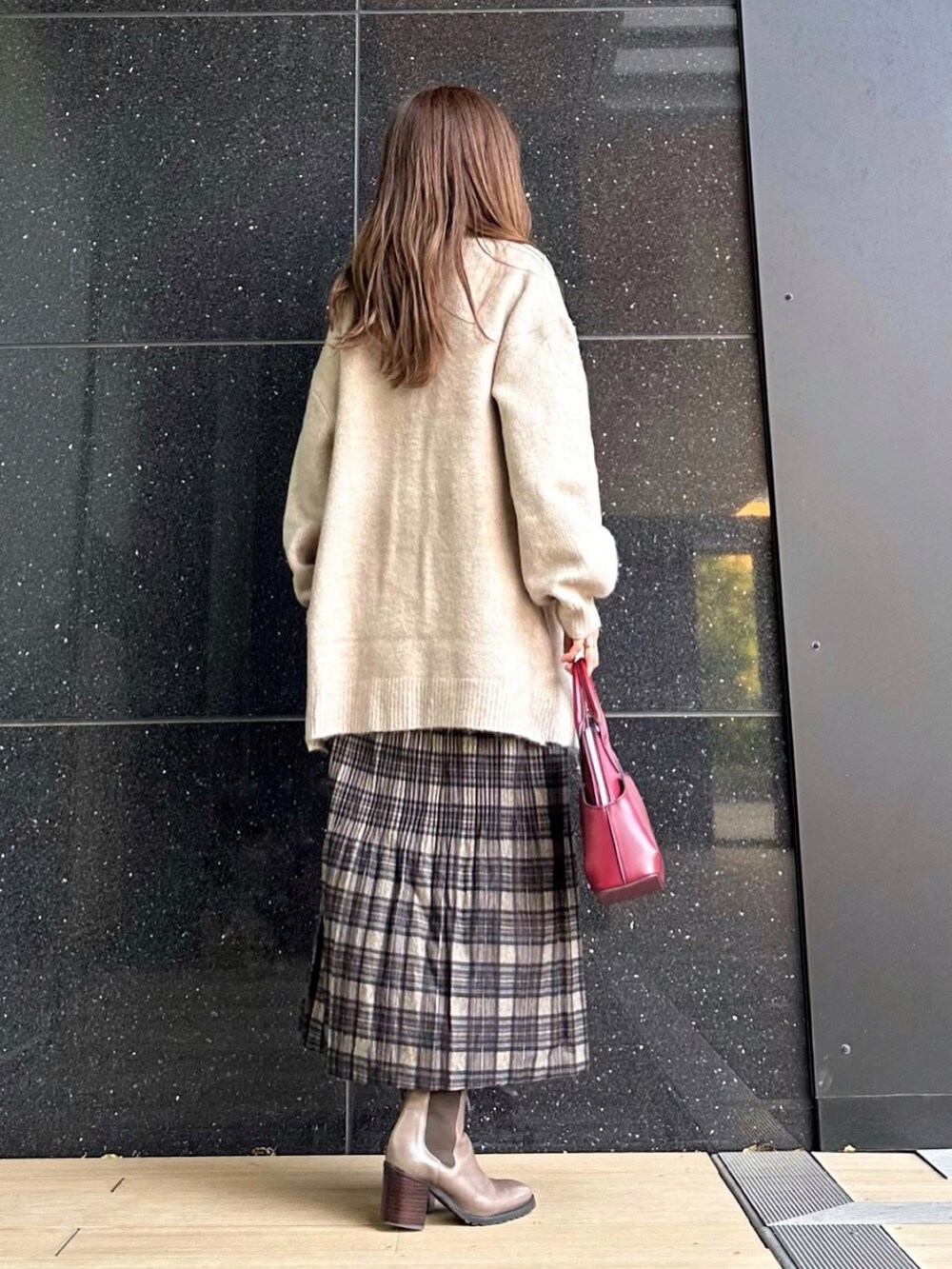 ベージュ系のカーディガン/ボレロ、ブラック系のTシャツ/カットソー、ブラック系のスカートを着用したレディースの秋コーディネートの3枚目の写真