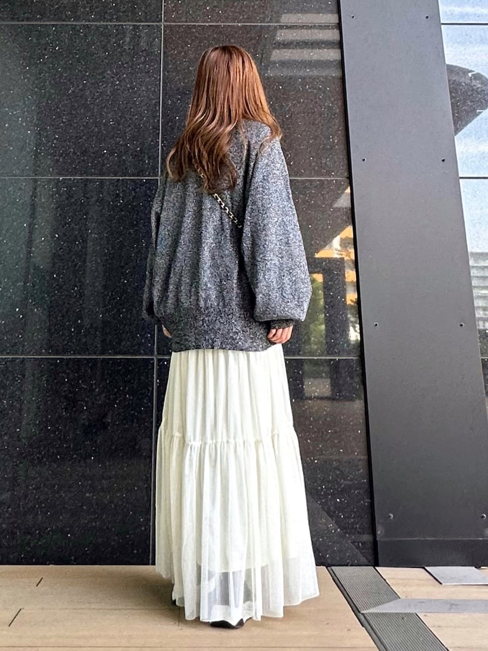 「tiptop_pocket、tiptop、tipコーデ、カーディガン、シアートップス、ラメニット、チュールスカート、春夏コーデ、きれいめカジュアル、大人かわいい、プチプラ、レイヤードスタイル、お出かけコーデ、低身長、低身長コーデ」｜「tiptopの【ラメシアー登場】変わり編みシアーBIGカーディガン（カーディガン/ボレロ、ブラック系）」を使った、Marielさん（レディース・149cm）の春コーディネートの4枚目の写真