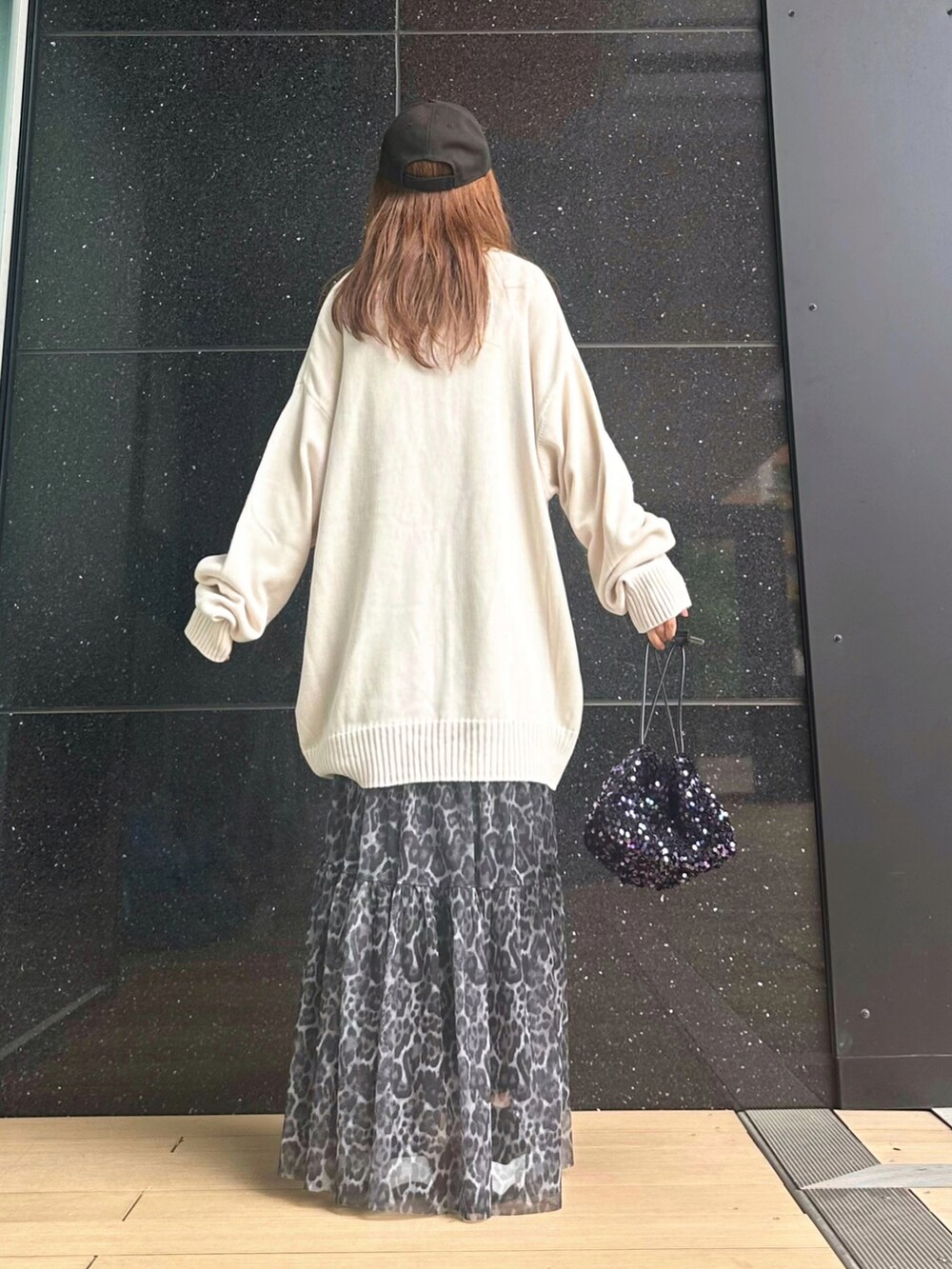 「tiptop_pocket、tiptop、tipコーデ、ニット、ロゴニット、ロングスカート、キャップ、秋コーデ、秋っぽコーデ更新中、休日スタイル、大人かわいい、きれいめカジュアル、ビッグシルエット、低身長、低身長コーデ」｜「tiptopのストーンウォッシュロゴニットプルオーバー（ニット/セーター、ホワイト系）」を使った、Marielさん（レディース・149cm）の秋コーディネートの2枚目の写真