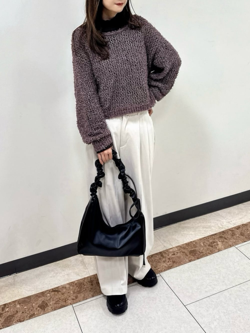 ブラック系のショルダーバッグ、ブラウン系のワンピース/ドレス、ブラウン系のTシャツ/カットソーを着用したレディースの冬コーディネートの2枚目の写真