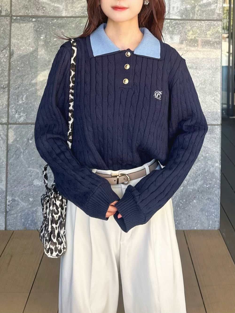 ブルー系のニット/セーター、グレー系のローファー、ブラック系のショルダーバッグを着用したレディースの冬コーディネートの3枚目の写真