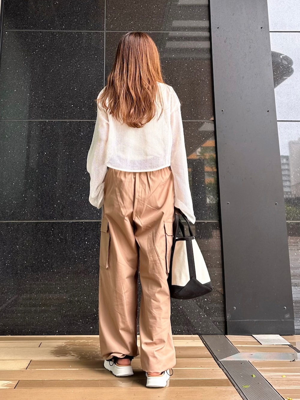 「USポロ、トートバッグ、カーゴパンツ、サングラス、メッシュ、休日スタイル、プチプラ、レイヤードスタイル、お出かけコーデ、GUコーデ、GU、きれいめカジュアル、低身長、低身長コーデ、このスタイルがお気に入り」|「U.S. POLO ASSN.の【U.S. POLO ASSN.】 ユーエスポロアッスン キャンバス ロゴトートバッグ USPA-1862(トートバッグ、ホワイト系)」を使った、Marielさん(レディース・149cm)の夏コーディネートの2枚目の写真