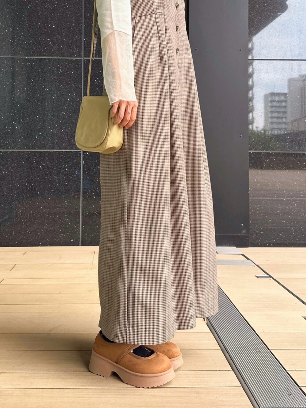 ホワイト系のTシャツ/カットソー、イエロー系のその他シューズ、ベージュ系のショルダーバッグを着用したレディースの秋コーディネートの5枚目の写真