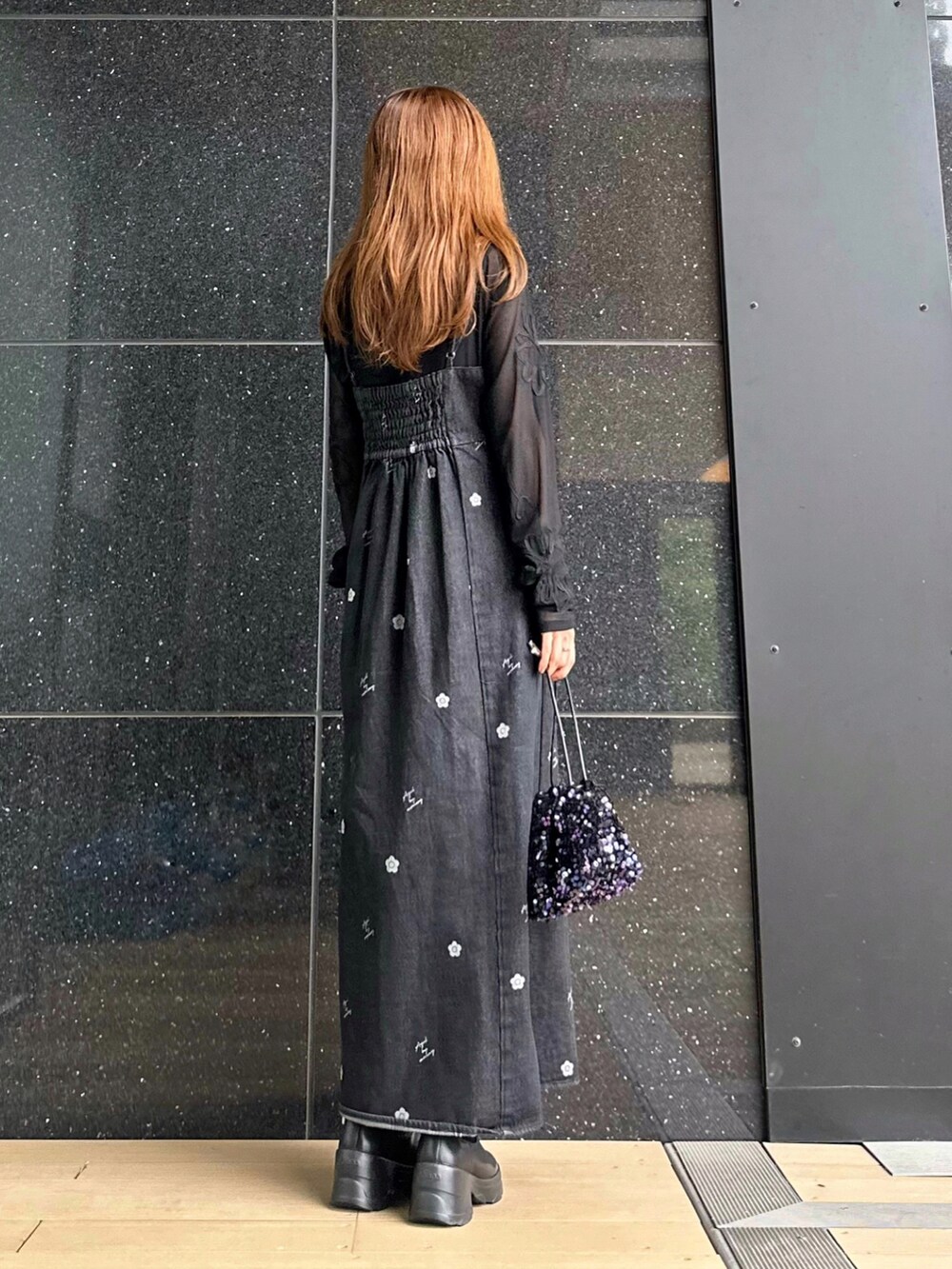 ブラック系のワンピース、ブラック系のTシャツ/カットソー、ブラック系のショルダーバッグを着用したレディースの秋コーディネートの2枚目の写真