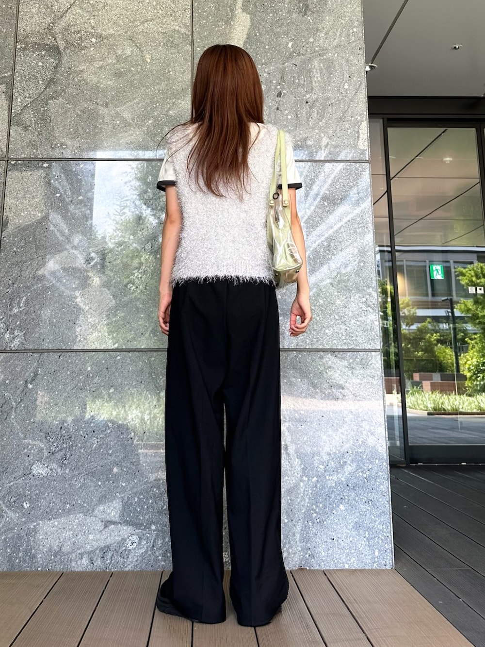 グレー系のベスト、グリーン系のショルダーバッグ、ブラック系のサンダルを着用したレディースの夏コーディネートの4枚目の写真