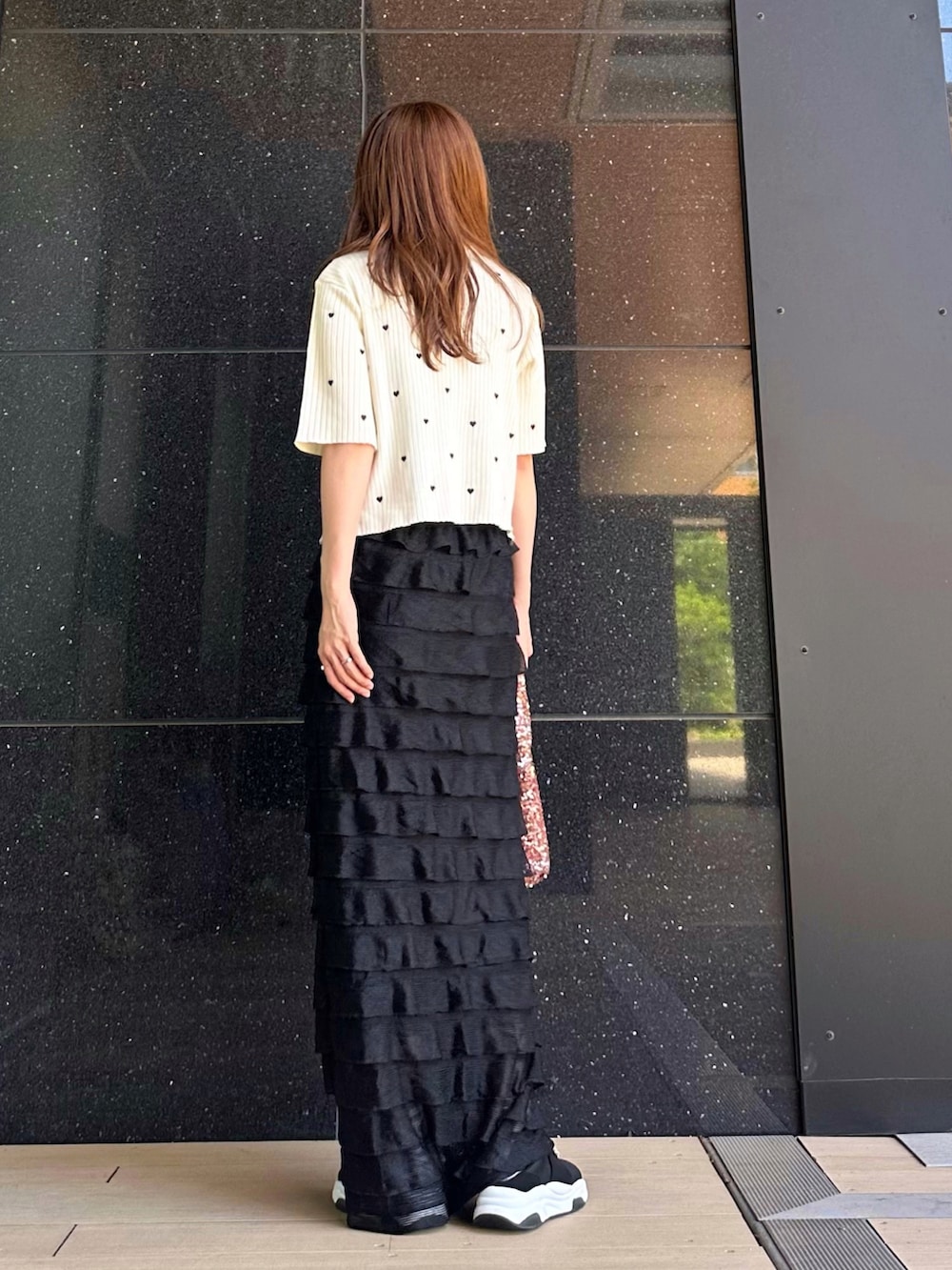 ホワイト系のニット/セーター、ブラック系のスカート、ピンク系のハンドバッグを着用したレディースの春コーディネートの4枚目の写真