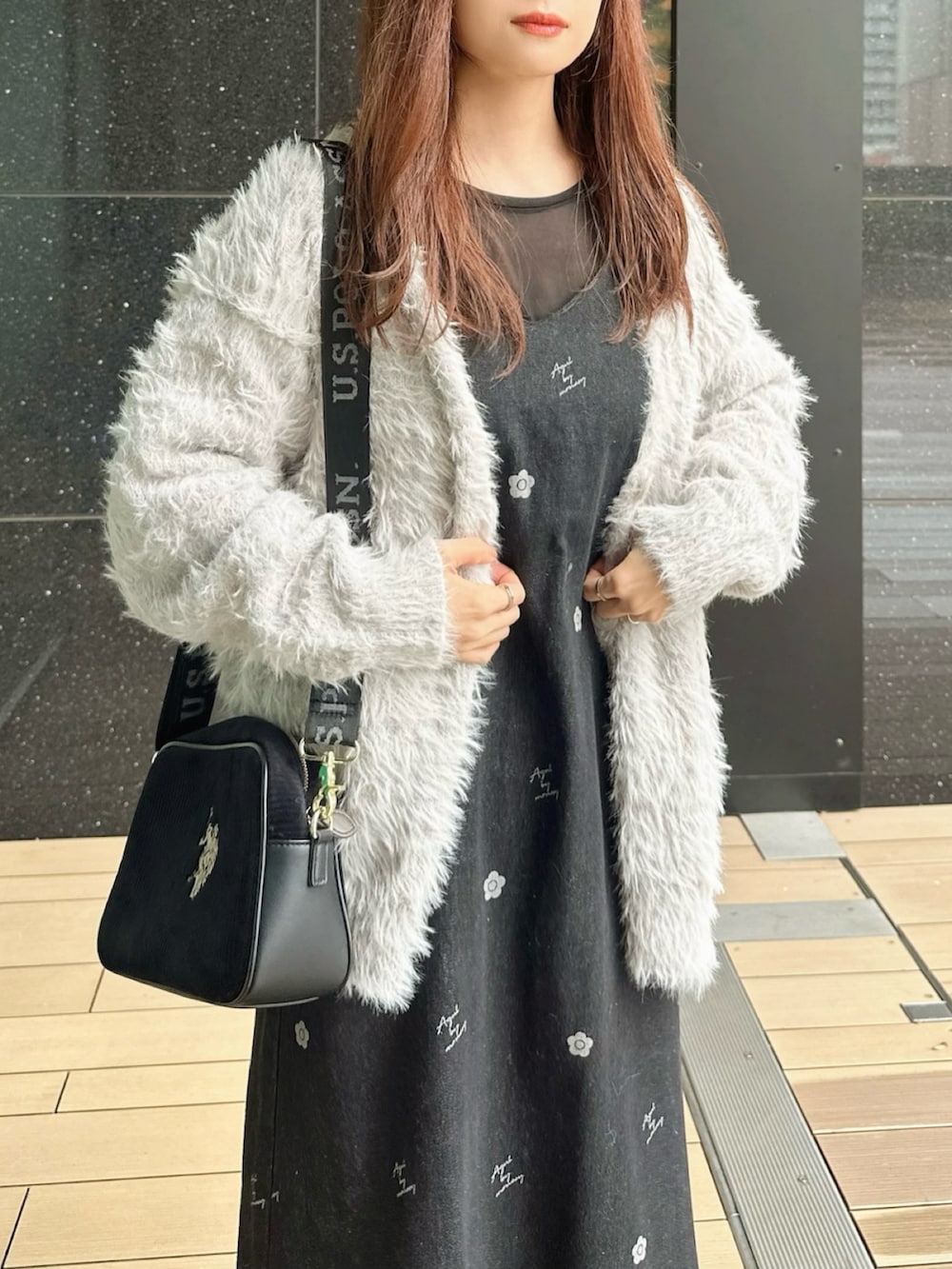 「tiptop、tiptop_pocket、tipコーデ、カーディガン、ニットカーディガン、ワンピース、キャミワンピ、秋っぽコーデ更新中、秋コーデ、デートコーデ、大人かわいい、秋アウター、お出かけコーデ、低身長、低身長コーデ」｜「tiptopのフェザーヤーンBIGカーディガン（カーディガン/ボレロ、グレー系）」を使った、Marielさん（レディース・149cm）の秋コーディネートの3枚目の写真