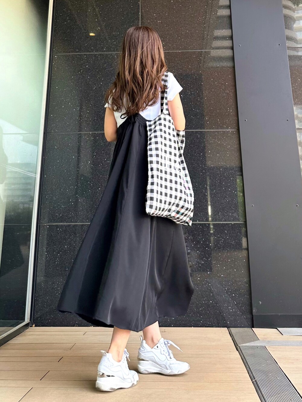 ホワイト系のTシャツ/カットソー、ブラック系のワンピース、ブラック系のトートバッグを着用したレディースの春コーディネートの3枚目の写真