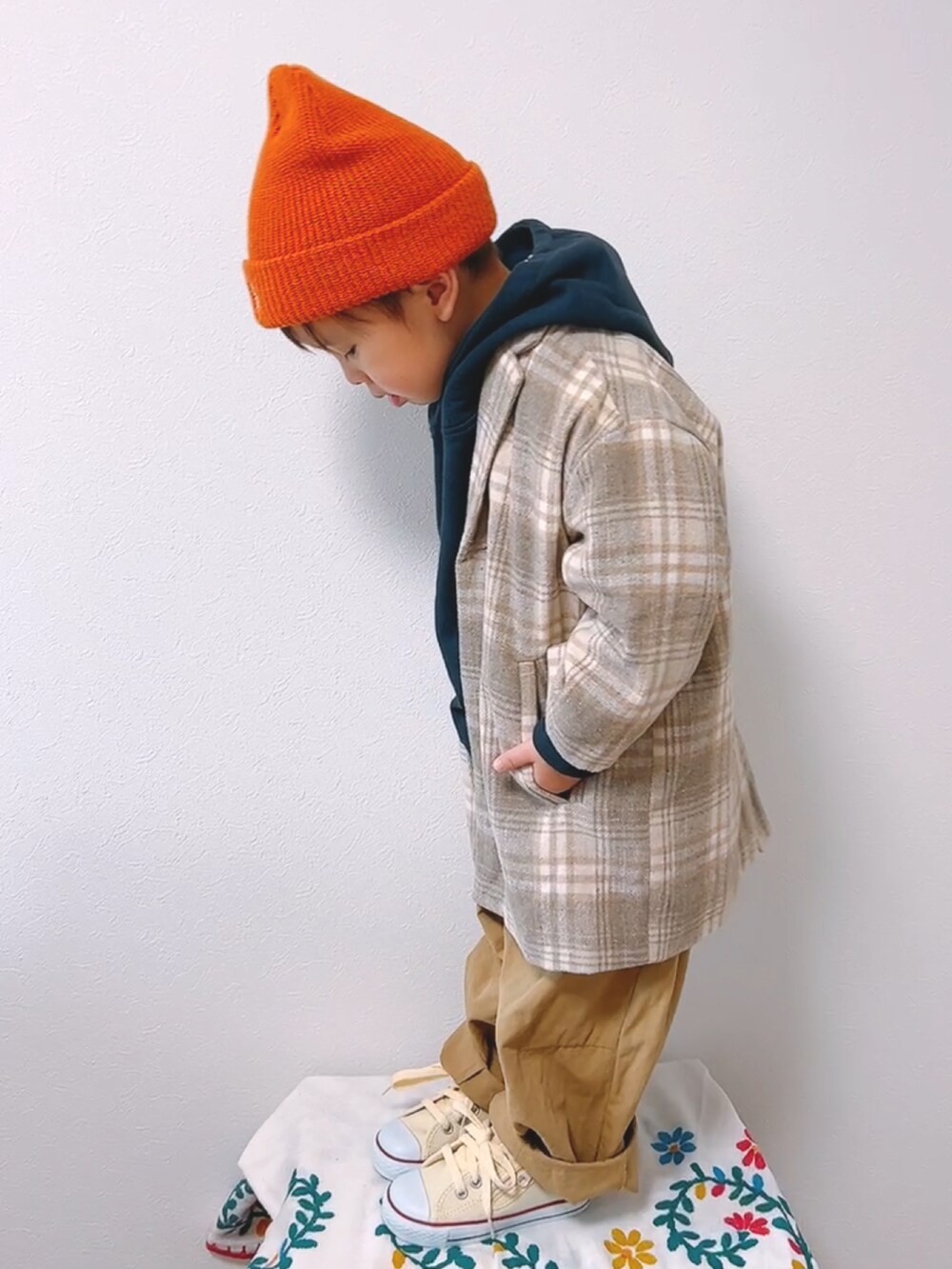 ブルー系のパーカー、ホワイト系のTシャツ/カットソー、ベージュ系のカーゴパンツを着用したキッズの冬コーディネートの3枚目の写真