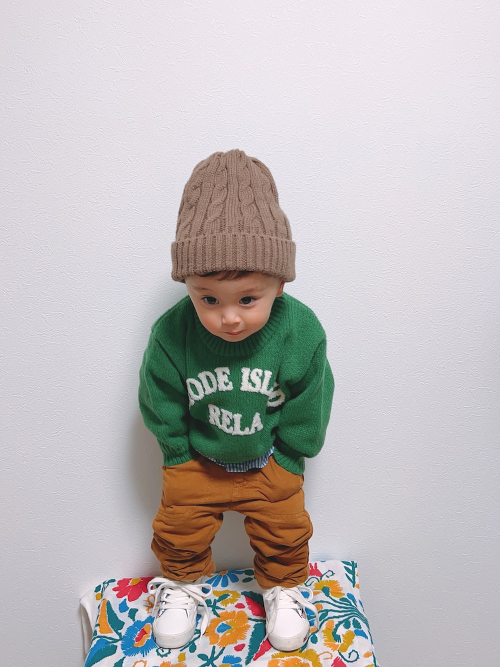 グリーン系のニット/セーター、ブルー系のシャツ/ブラウス、ブラウン系のチノパンツを着用したキッズの秋コーディネートの2枚目の写真