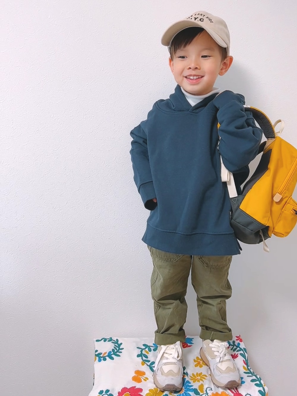 ブルー系のパーカー、ホワイト系のTシャツ/カットソー、グリーン系のカーゴパンツを着用したキッズの冬コーディネートの2枚目の写真
