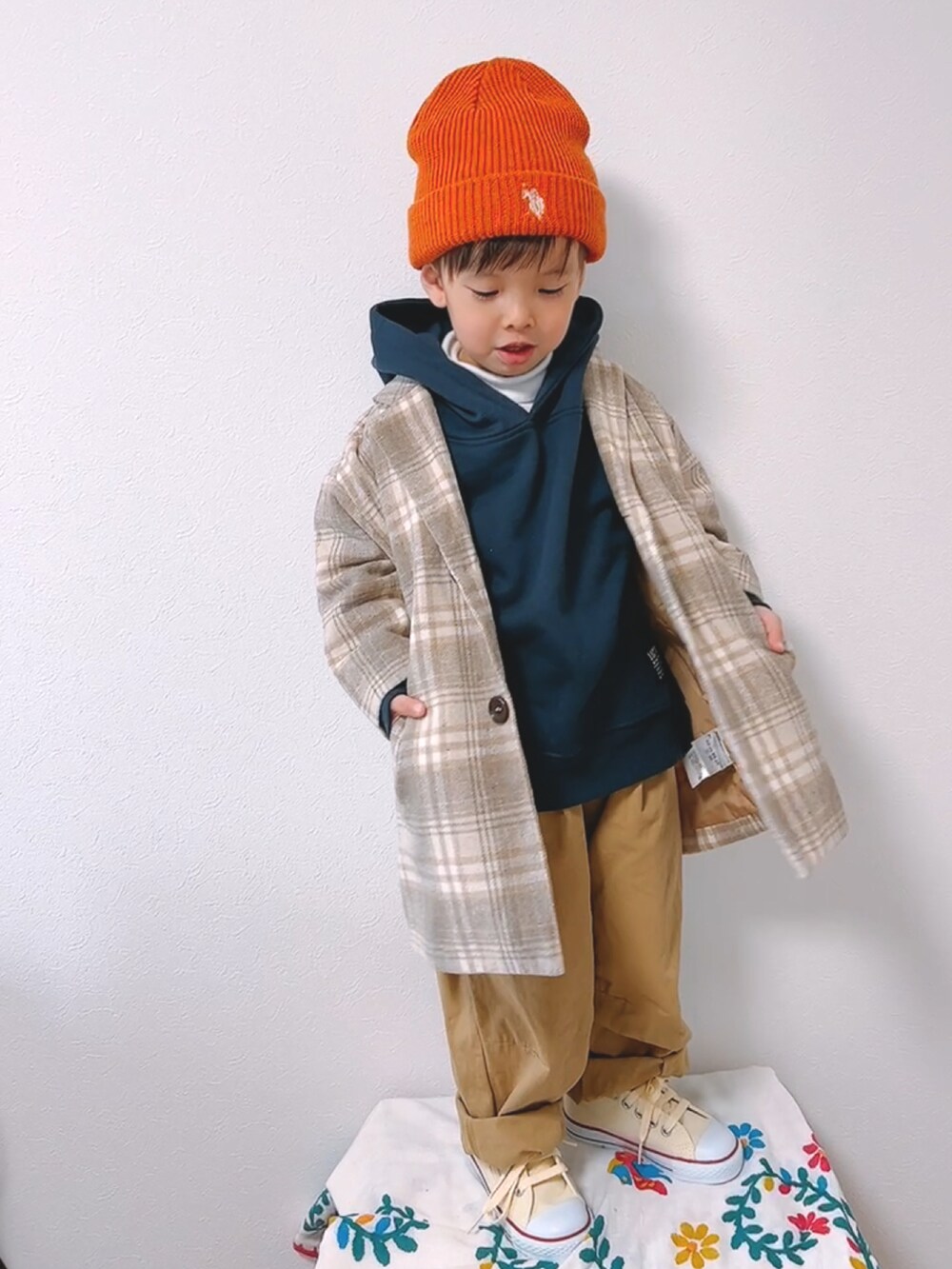 ブルー系のパーカー、ホワイト系のTシャツ/カットソー、ベージュ系のカーゴパンツを着用したキッズの冬コーディネートの2枚目の写真