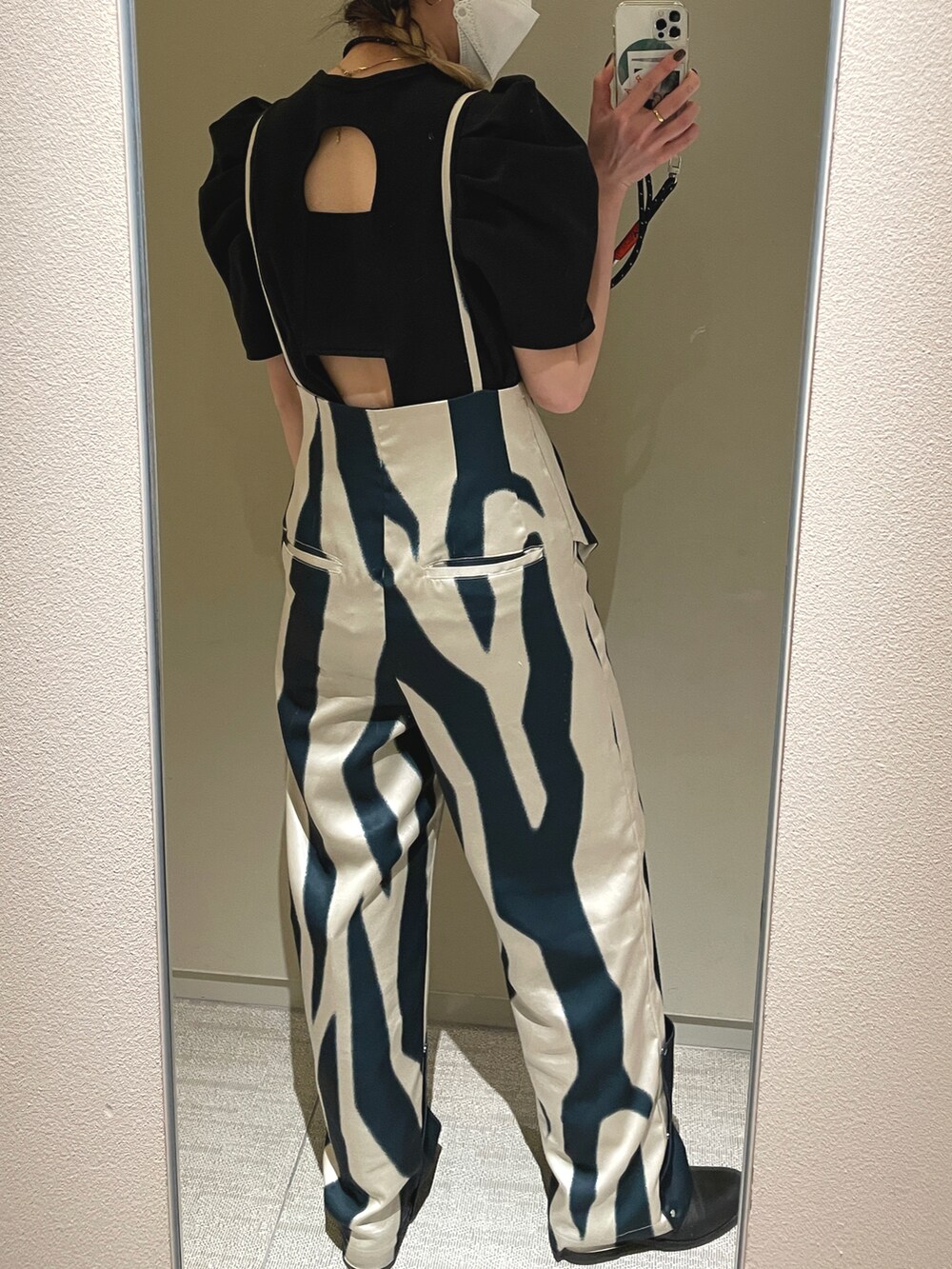 ホワイト系のパンツ、ブラック系のTシャツ/カットソーを着用したレディースの春コーディネートの2枚目の写真