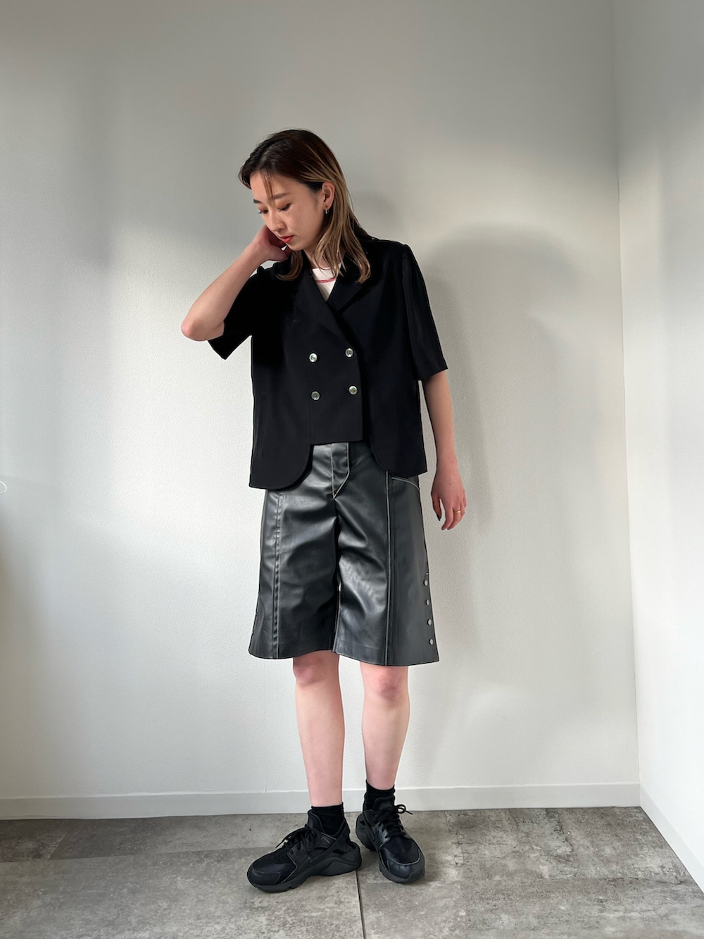 ブラック系のその他パンツ、ブラック系のテーラードジャケットを着用したレディースの夏コーディネートの2枚目の写真