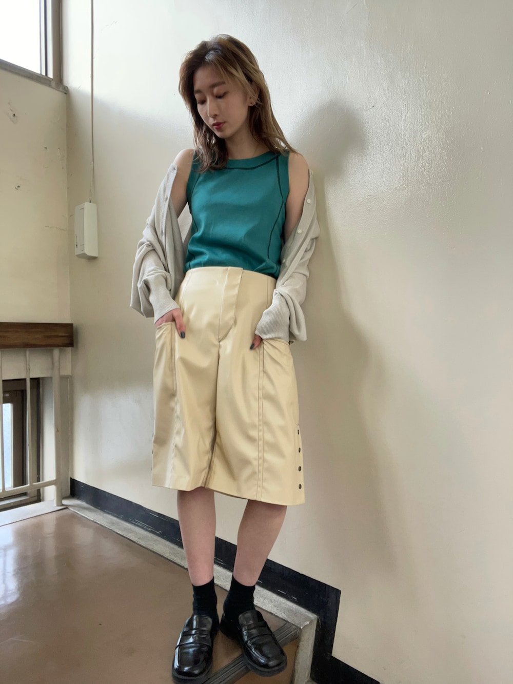 グリーン系のTシャツ/カットソー、シルバー系のニット/セーター、ベージュ系のその他パンツを着用したレディースの春コーディネートの2枚目の写真