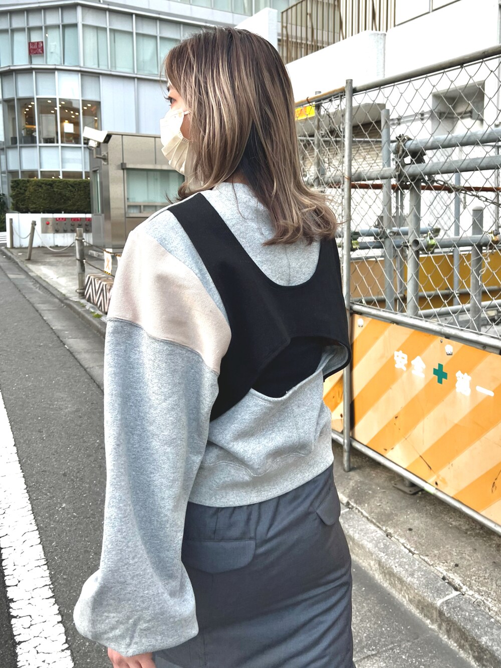 グレー系のスウェット、グレー系のスカートを着用したレディースの春コーディネートの2枚目の写真