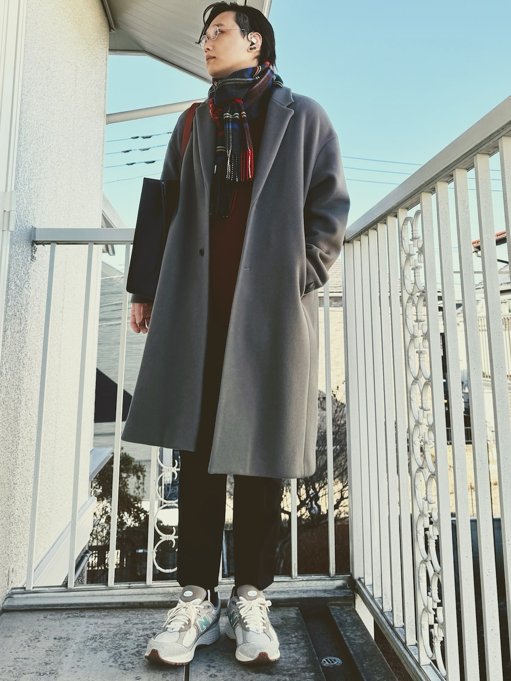 「オトナカジュアル、冬コーデ、スニーカー、シンプル、トートバッグ」｜「NEW BALANCEのNew Balance × atmos M2002RAM “OASIS”【SP】（スニーカー、ベージュ系）」を使った、kmtssさん（メンズ・175cm）の冬コーディネートの2枚目の写真