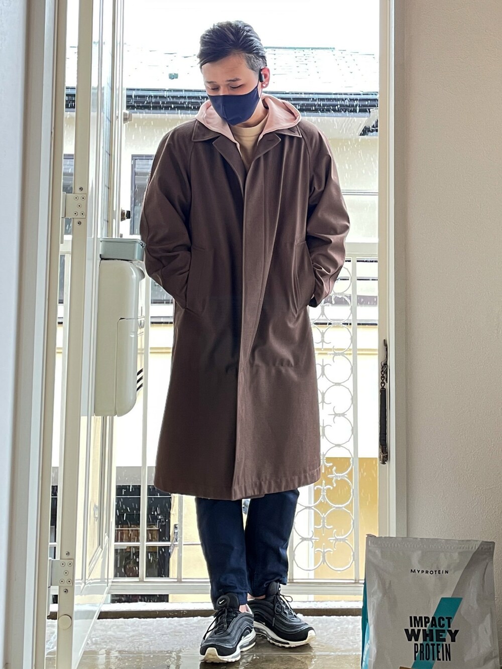 「チョコ色に染まれ、オトナカジュアル、黒スニーカー、ユニクロ、スニーカーコーデ」｜「UNIQLOのエアリズム3Dマスク 2022年モデル: M（マスク、ホワイト系）」を使った、kmtssさん（メンズ・175cm）の冬コーディネートの2枚目の写真