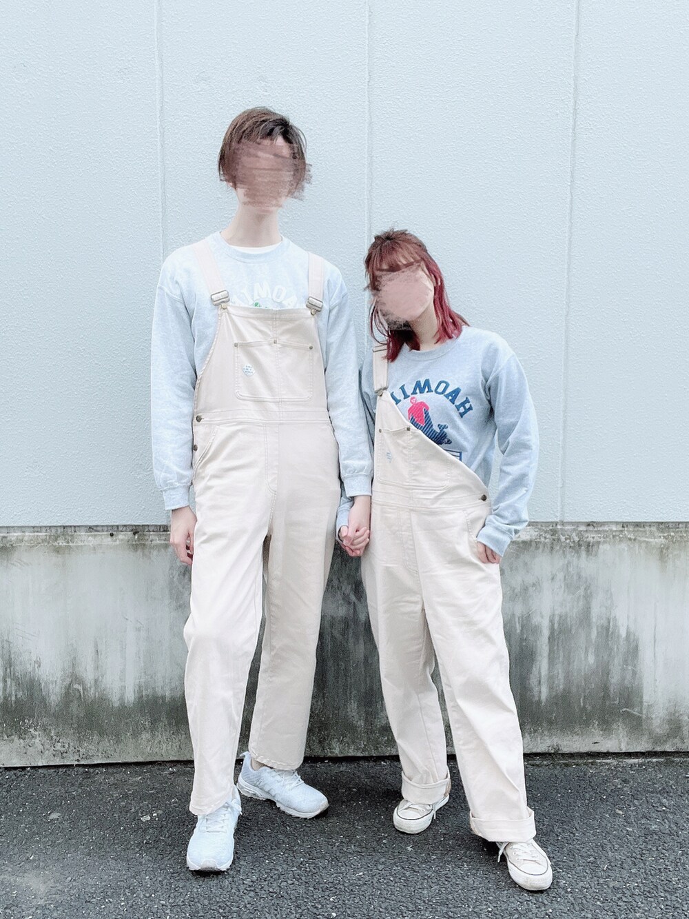 その他のジャケット/アウター、ホワイト系のサロペット/オーバーオール、グレー系のスウェットを着用したレディースの春コーディネートの2枚目の写真