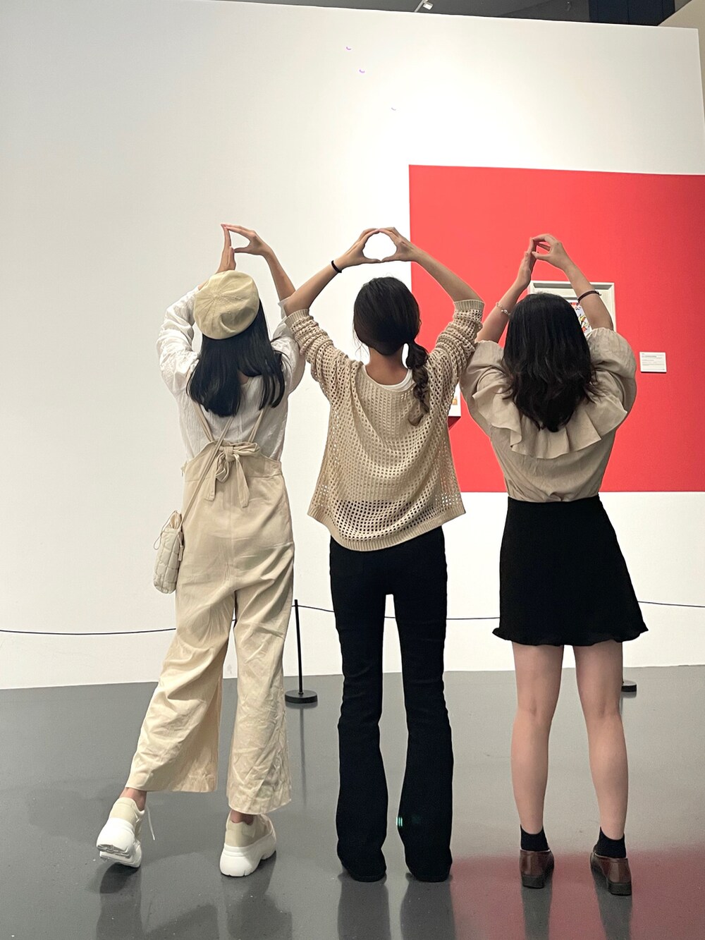 ホワイト系のサロペット/オーバーオール、ベージュ系のスニーカー、ベージュ系のショルダーバッグを着用したレディースの秋コーディネートの3枚目の写真