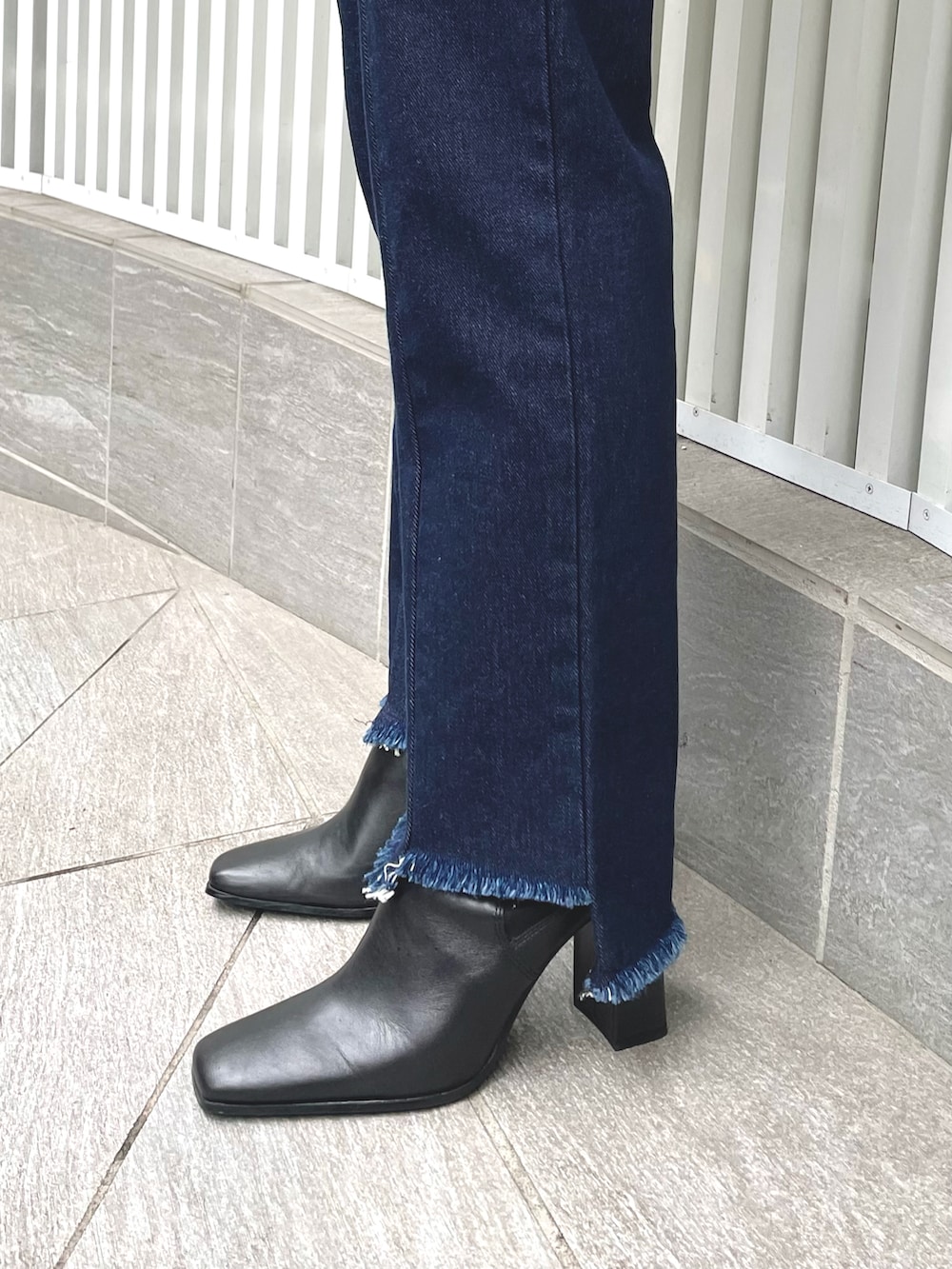 ブルー系のデニムパンツ、ブラウン系のテーラードジャケット、ブラック系のシャツ/ブラウスを着用したレディースの秋コーディネートの2枚目の写真