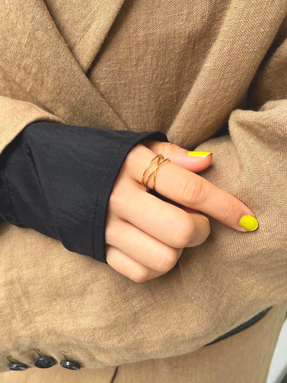 ブルー系のデニムパンツ、ブラウン系のテーラードジャケット、ブラック系のシャツ/ブラウスを着用したレディースの秋コーディネートの3枚目の写真