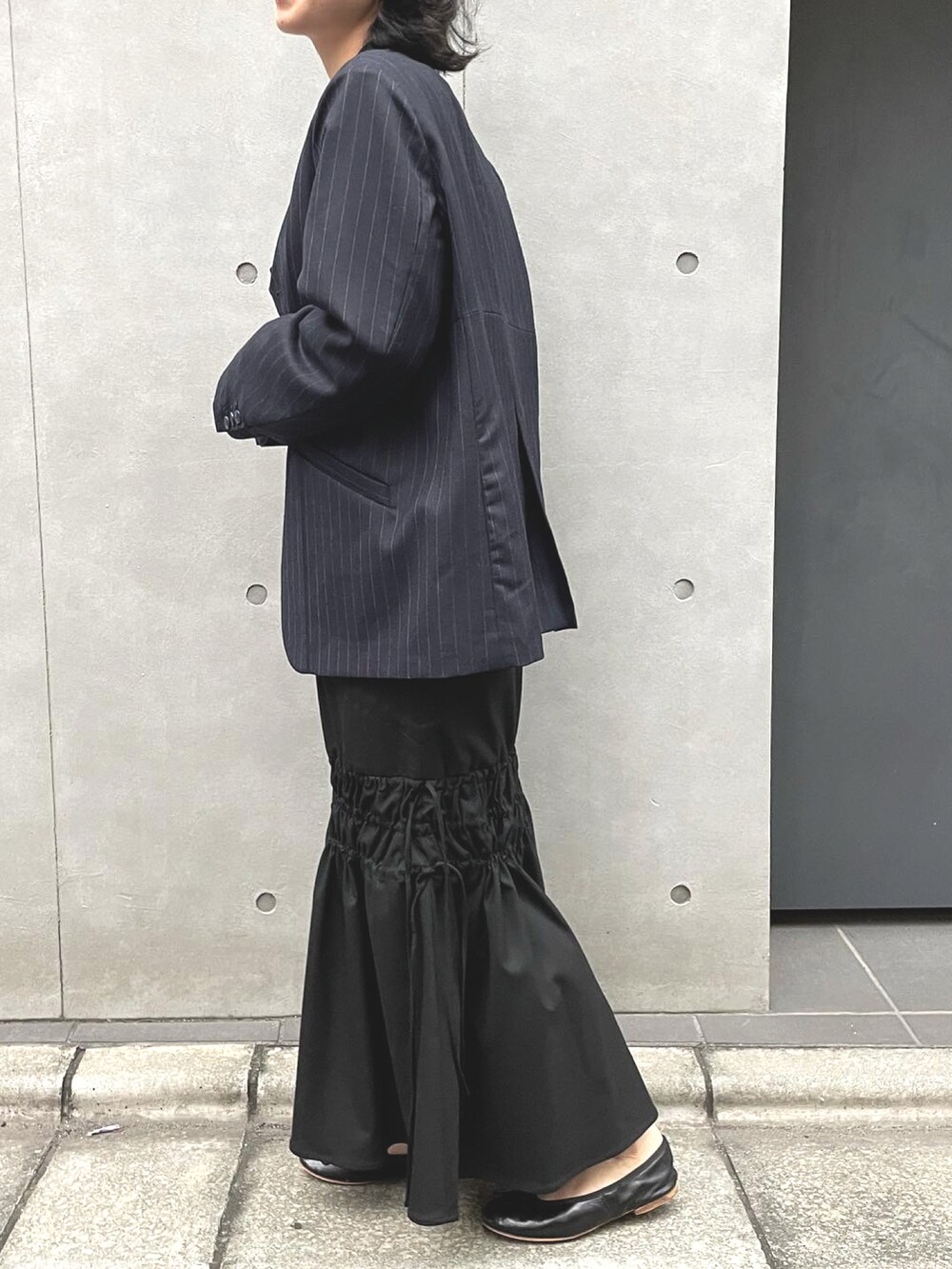 「ジャケット、ジャケットスタイル、ティアードスカート、スカート、ボーダー、ボーダートップス、黒スカート、バレエシューズ、ラポドゥジェム、ootd」｜「SAINT JAMESの【SAINT JAMES】NAVAL（Tシャツ/カットソー、ブルー系）」を使った、tackeyさん（レディース・157cm）の秋コーディネートの2枚目の写真