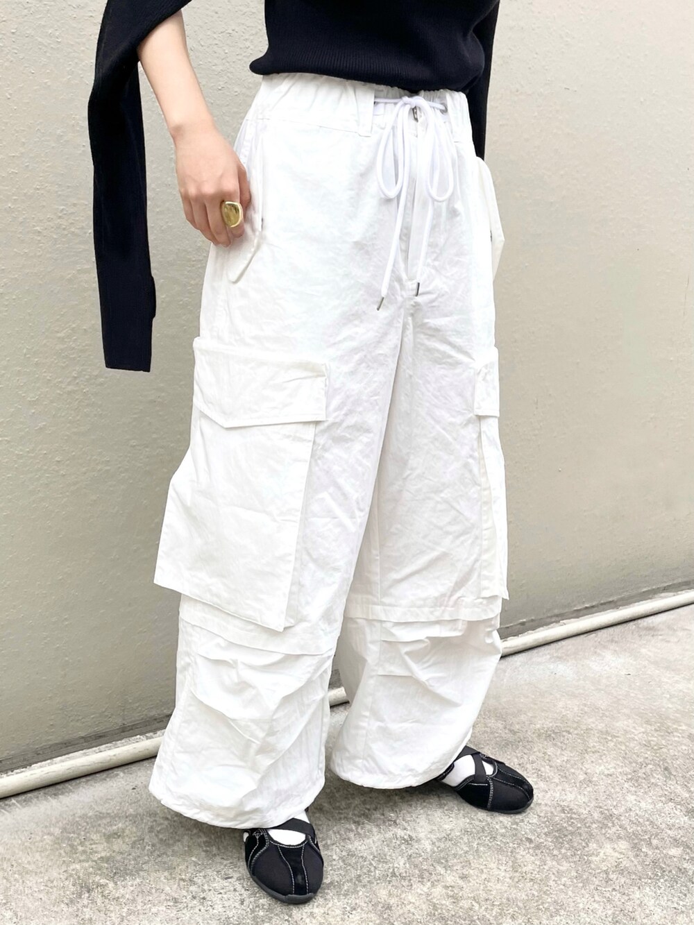 ホワイト系のカーゴパンツ、ブラック系のニット/セーターを着用したレディースの秋コーディネートの2枚目の写真