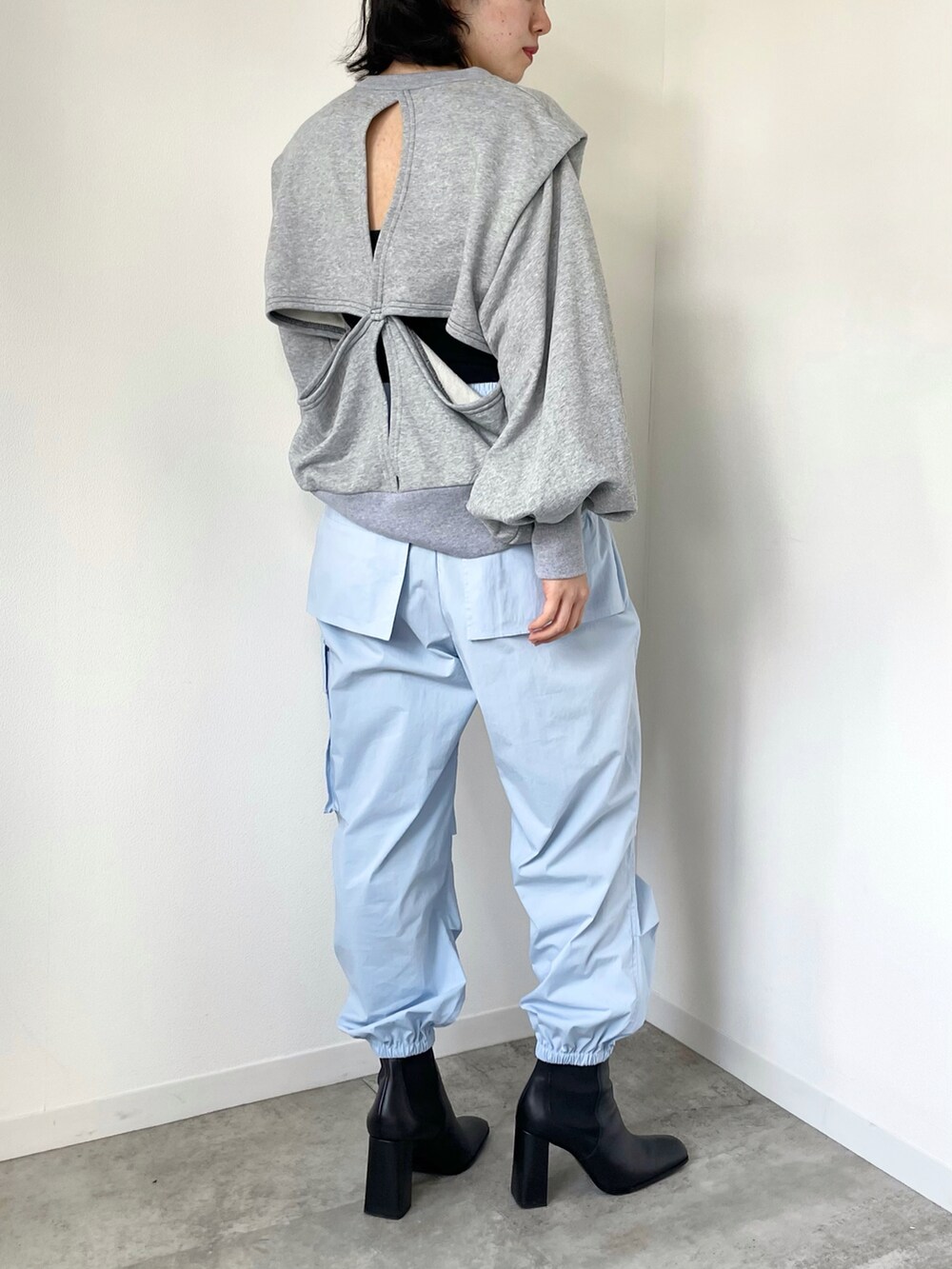 ブルー系のカーゴパンツ、グレー系のスウェットを着用したレディースの春コーディネートの2枚目の写真