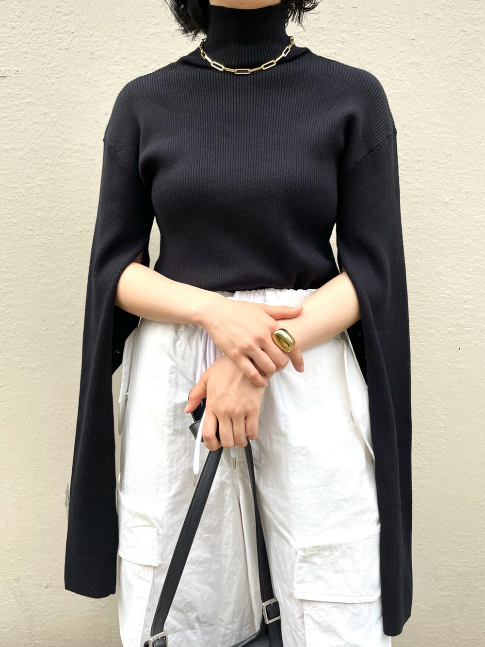 ホワイト系のカーゴパンツ、ブラック系のニット/セーターを着用したレディースの秋コーディネートの3枚目の写真