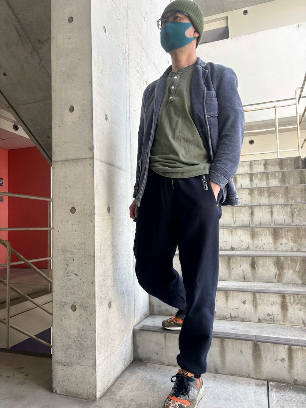 グリーン系のTシャツ/カットソー、ブルー系のテーラードジャケット、ブルー系のスウェットパンツを着用したメンズの春コーディネートの2枚目の写真