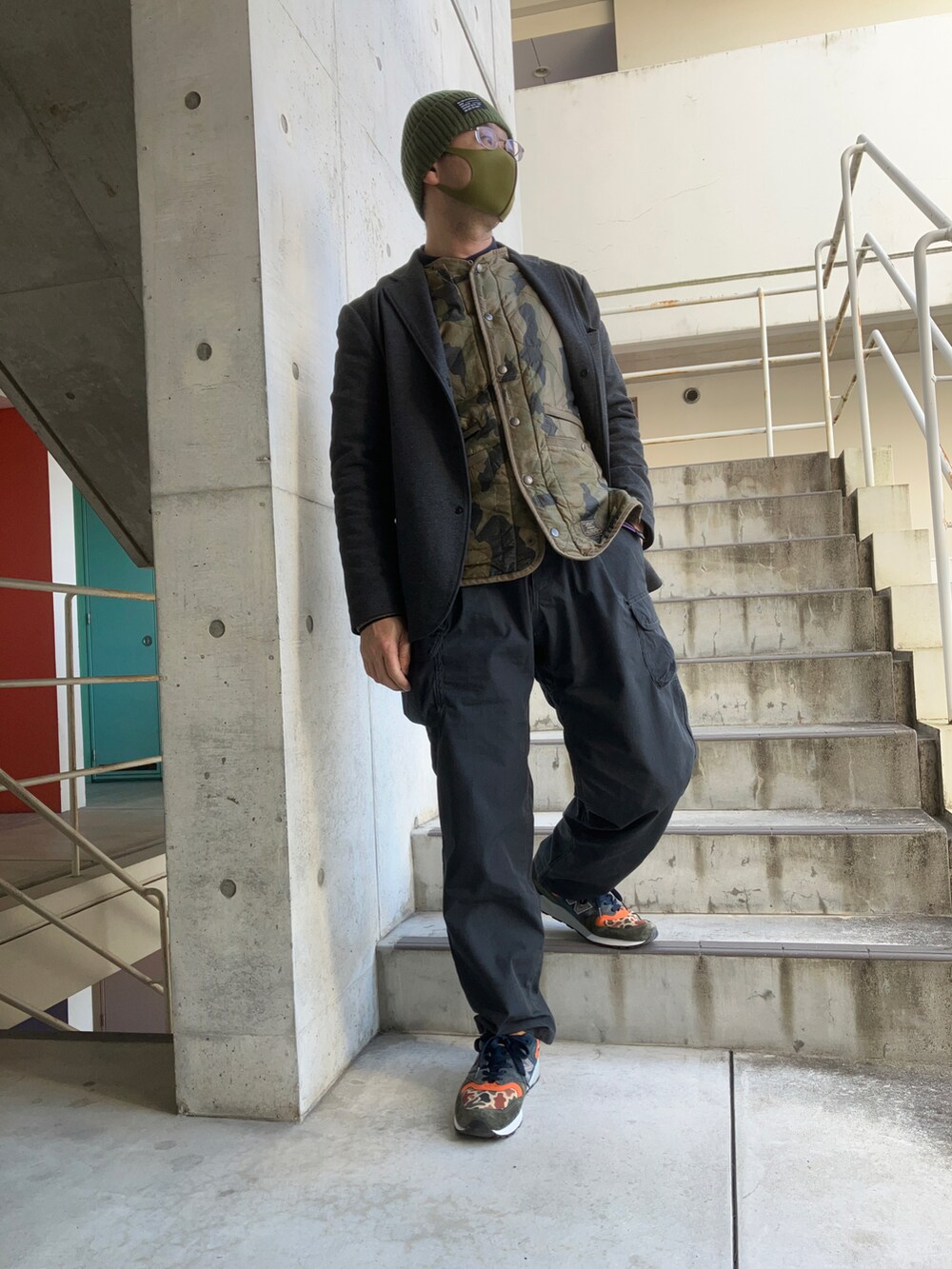 グレー系のテーラードジャケット、グレー系のその他パンツ、その他のスニーカーを着用したメンズの冬コーディネートの2枚目の写真