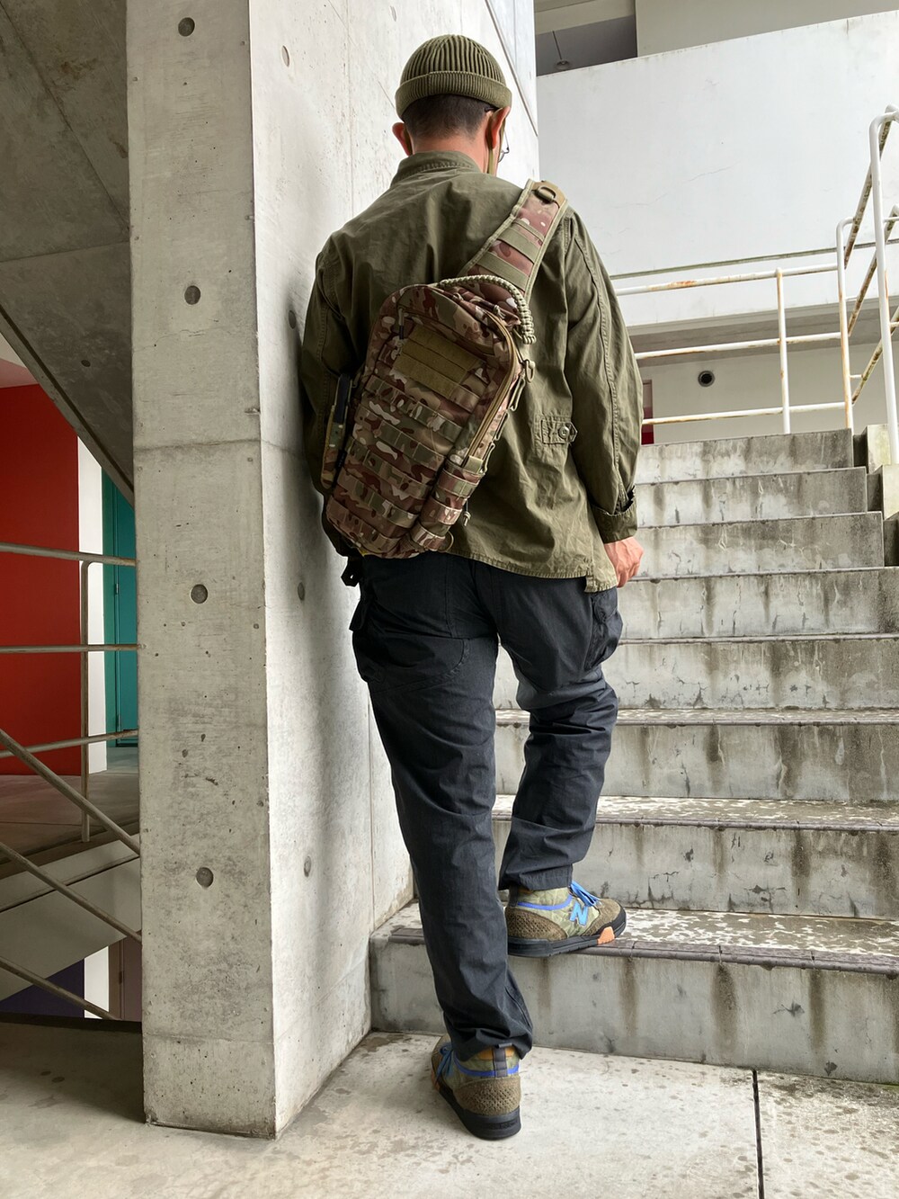 グリーン系のシャツ/ブラウス、イエロー系のTシャツ/カットソー、グレー系のその他パンツを着用したメンズの夏コーディネートの2枚目の写真