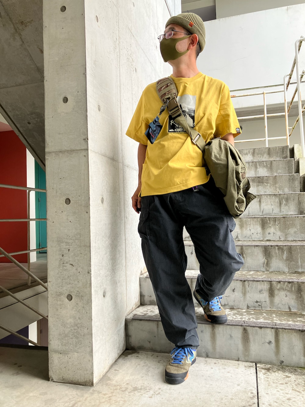 グリーン系のシャツ/ブラウス、イエロー系のTシャツ/カットソー、グレー系のその他パンツを着用したメンズの夏コーディネートの3枚目の写真