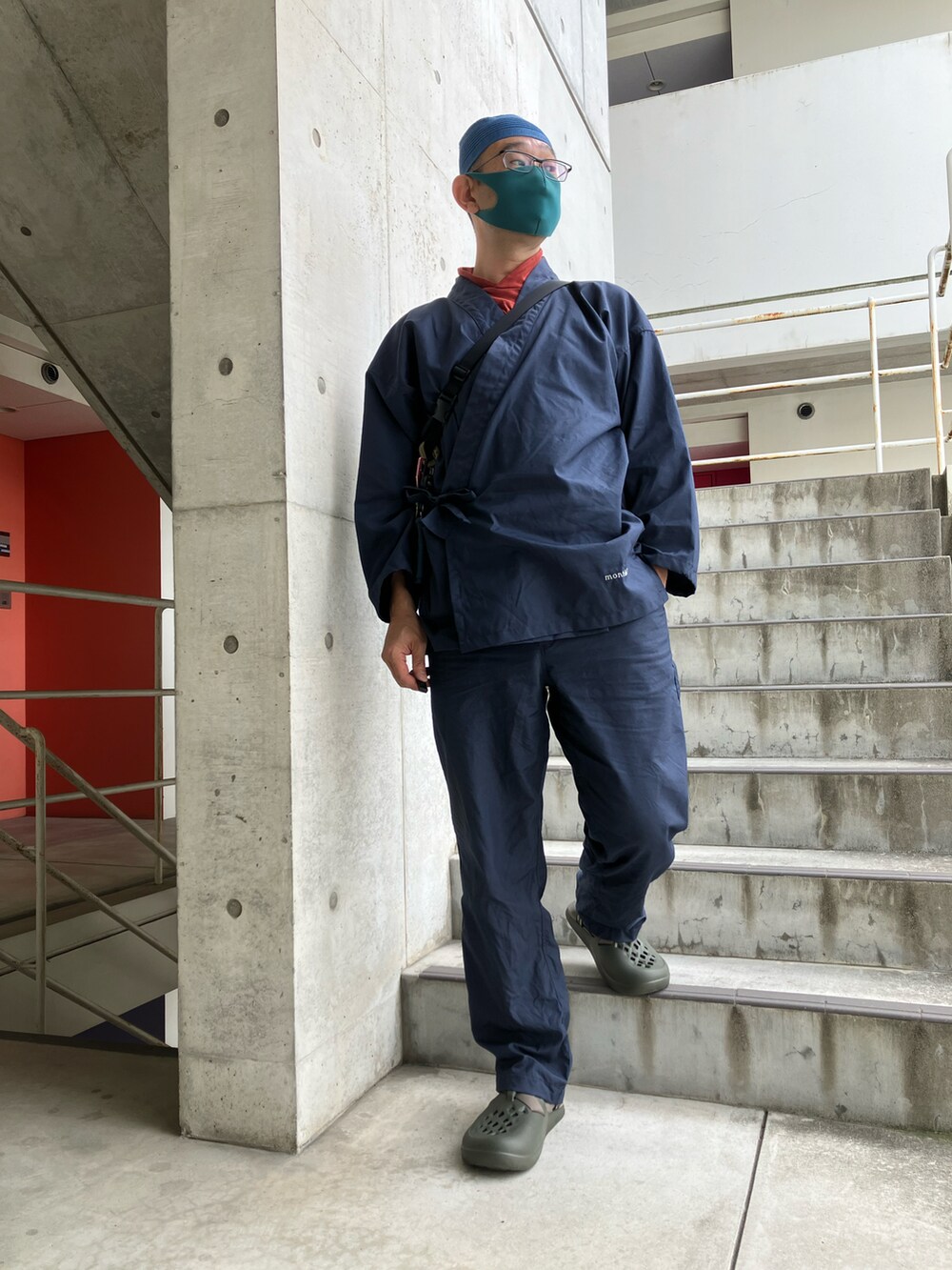 ブルー系のその他アウター、ブルー系のその他パンツ、グリーン系のその他シューズを着用したメンズの春コーディネートの2枚目の写真