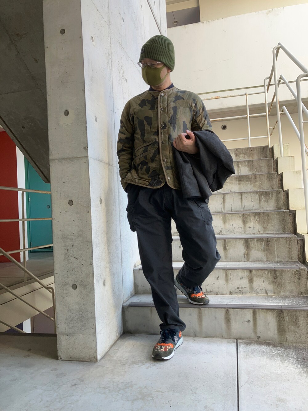 グレー系のテーラードジャケット、グレー系のその他パンツ、その他のスニーカーを着用したメンズの冬コーディネートの3枚目の写真