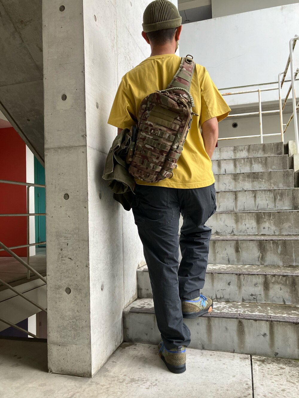 グリーン系のシャツ/ブラウス、イエロー系のTシャツ/カットソー、グレー系のその他パンツを着用したメンズの夏コーディネートの4枚目の写真