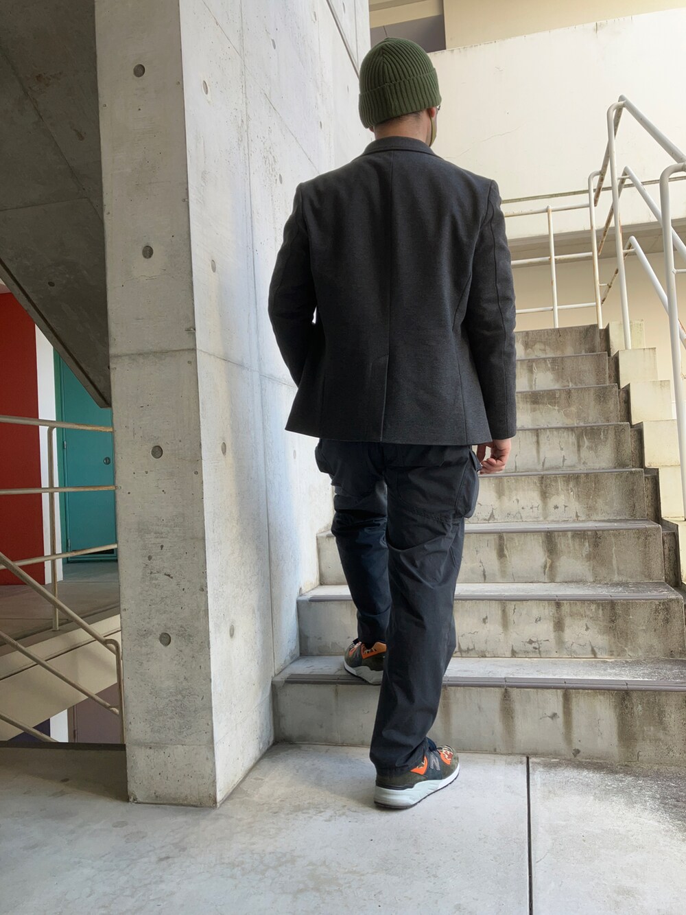 グレー系のテーラードジャケット、グレー系のその他パンツ、その他のスニーカーを着用したメンズの冬コーディネートの4枚目の写真