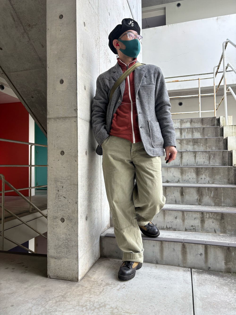 グレー系のテーラードジャケット、グリーン系のその他パンツ、ベージュ系のブーツを着用したメンズの冬コーディネートの2枚目の写真