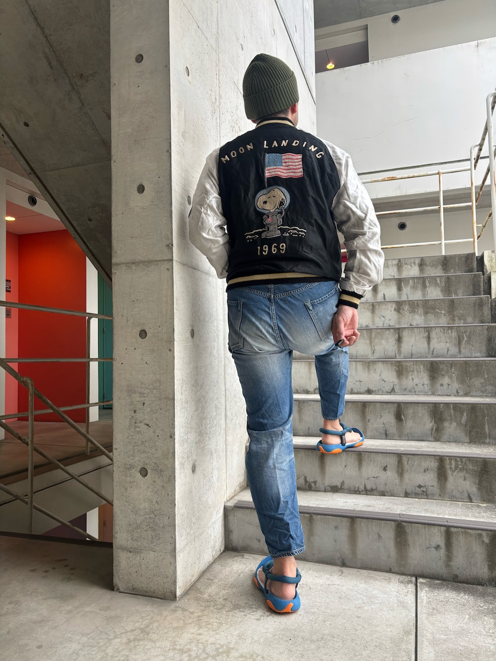 その他のスカジャン、ブルー系のデニムパンツ、グリーン系のニットキャップ/ビーニーを着用したメンズの春コーディネートの2枚目の写真